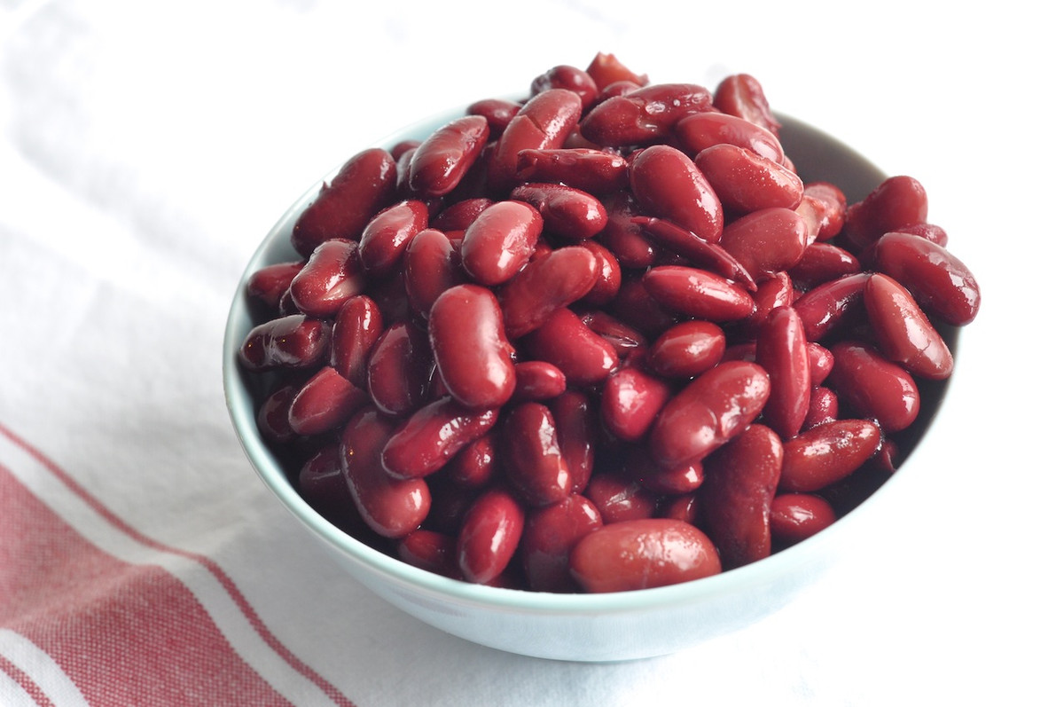 Sau đó vớt đậu đã chìm xào với đường cho thấm. Sau đó gọt bí đỏ, hấp bí chín. Nghiền bí đỏ cho 100gram bột năng trộn đều rồi vo tròn như viên bi. Ảnh: bbccooker.vn.