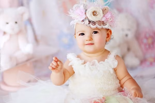 Khi bôi dầu oliu lên môi, mẹ không cần lo lắng nếu con vô tình nuốt phải nó bởi dầu ôliu hoàn toàn có thể ăn được và rất an toàn. Ảnh: ViCare.vn.