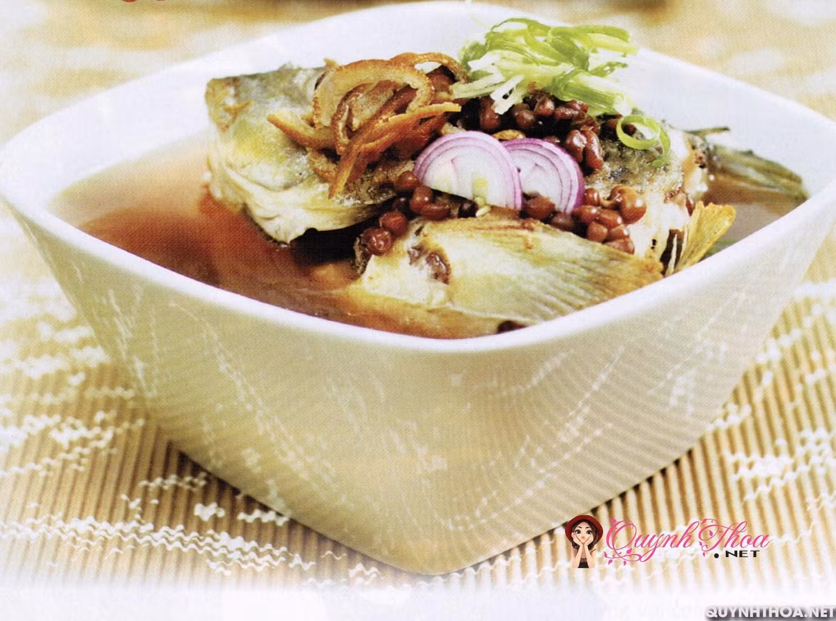 2. Canh cá chép đậu đỏ, gừng tươi: Cá chép tươi 500g, đậu đỏ hạt nhỏ 100g, cùng gừng, vỏ quýt lượng vừa đủ, nấu thành canh ăn, mỗi tuần ăn 2 - 3 lần. Ảnh: quynhthoa.net.