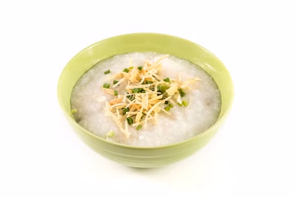 Hành rửa sạch thái nhỏ, gừng tươi rửa sạch thái thành hạt nhỏ. Khi cháo chín cho hành, gừng, muối vào khuấy đều ăn lúc nóng. Ảnh: dohieuchobeyeu.com.