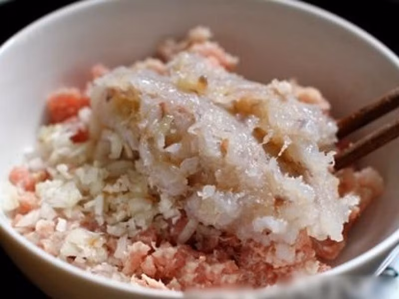 Nấm mèo rửa sạch, thái nhuyễn ra. Tiếp tục cho thịt xay, tôm bằm vào tô nấm mèo thêm 3 tép tỏi đã được đập nhuyễn cho vào trộn đều. Sau đó thêm muối, đường, bột nêm, tiêu vào tô tôm thịt bằm, trộn đều lên và để im khoảng 30 phút. Ảnh: phunutoday.vn.