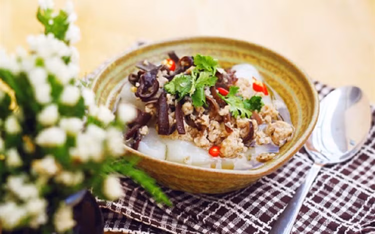 Cho bánh đúc ra chén thêm 1 phần nhân tôm thịt vừa đủ ăn lên và chan nước mắm vào, thêm vài cọng ngò rí vào rồi thưởng thức. Đây là món ăn ngon thích hợp cho gia đình bạn thưởng thức trong cái rét nàng Bân. Ảnh: Cooky.vn.