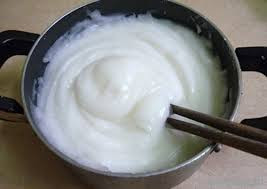 Hành tây, hành khô, mộc nhĩ rửa sạch, thái nhỏ mang xào cùng với thịt, nêm gia vị cho vừa miệng. Sau 2 tiếng, cho hỗn hợp bột vào nồi, bắc lên bếp quấy đều tay để bột không bị vón cục, đến khi bột nửa sống nửa chín là được. Ảnh: doisongphapluat.com.