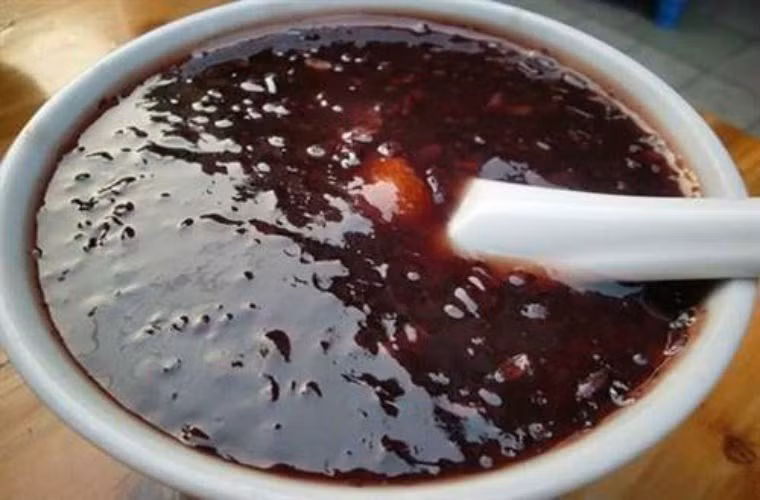 Dùng tay vo hỗn hợp củ sắn thành những viên tròn bé hay lớn tùy theo sở thích của bạn. Đun nóng nồi nước sôi, cho những viên sắn vào luộc khoảng 3-4 phút đến khi viên sắn nổi trong, vớt ra rổ để ráo. Ảnh: yenvua.vn.