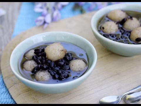 Nồi chè đỗ đen sau khi ăn thử hạt đỗ mềm, thì bạn cho những viên sắn đã luộc vào nồi, thêm đường cát trắng đun lửa nhỏ để đường thấm đậu. Đun đến khi vừa ý, nêm nếm lại tùy theo sở thích của bạn, tắt bếp để nguội rồi cất vào tủ lạnh, dùng lạnh. Ảnh: youtube.com.