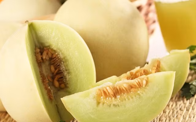 2. Chè đỗ đen dưa lê. Nguyên liệu: Đỗ đen, đường, dưa lê, trân châu viên. Ngâm đỗ qua đêm với một thìa nhỏ muối. Sau khi ngâm nở, cho đậu vào nồi với lượng nước vừa ăn rồi đun sôi sau đó hạ nhỏ lửa đun liu riu cho đến khi đậu chín mềm. Ảnh: Cooky.vn.