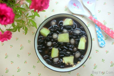 Dưa lê gọt vỏ thái miếng vừa ăn. Múc phần đậu đã sên đường ra bát, thêm phần nước đậu vào cùng với trân châu và dưa lê là xong. Bạn có thể cho cả bát chè vào ngăn mát tủ lạnh cho mát hoặc cho thêm đá bào vào. Ảnh: bepyeu.com.