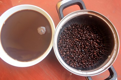 Đun sôi một nồi nước, cho trân châu vào luộc đến khi hạt nổi lên trên và có màu trong thì vớt hạt ra cho vào tô nước lạnh để không bị dính vào nhau. Ảnh: bepyeu.com.