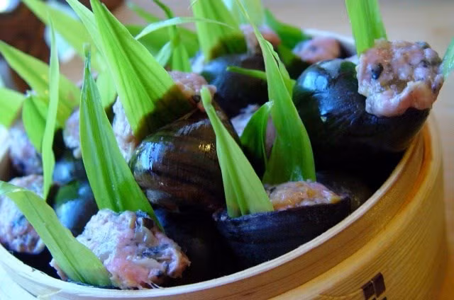 Ốc luộc xong để nguội rồi bắt đầu lấy một que tăm để khều thịt ốc ra và giữ lại vỏ ốc. Rửa vỏ ốc bằng nước sạch để ráo nước. Đục 1 lỗ ở đáy vỏ ốc để vào rổ cho khô đợi nhồi thịt. Thịt ốc băm nhuyễn. Chuẩn bị một bát to cho hỗn hợp thịt xay, ốc, mộc nhĩ, nấm hương, nước mắm, hạt nêm vào trộn đều tay. Ảnh: forum.medihub.vn.