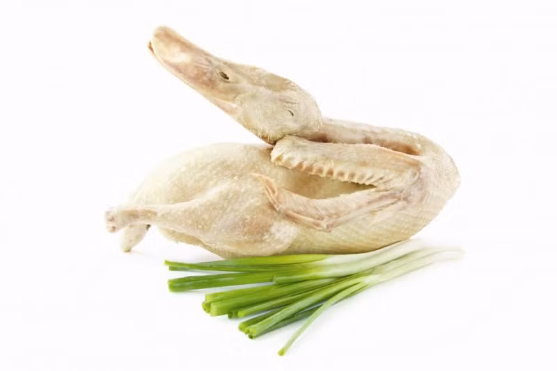 1. Vịt tơ hấp lá gừng. Nguyên liệu: Vịt tơ, củ gừng, lá gừng, gia vị, rau thơm: húng cay, rau răm, chuối chát, khế xanh, rau sống ăn kèm. Vịt làm sạch. Thực hiện trộn hỗn hợp gia vị: hành băm, tiêu đã xay nhuyễn, gừng băm, muối chung với 1 chén nước lọc. Ảnh: nhahangamthuc.vn.