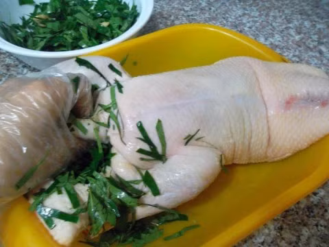 Khuấy cho các gia vị này tan đều ra rồi nhúng phần thịt ức và đùi nạc vào hỗn hợp trên để trong vòng 20 phút. Đổ nước vào trong xửng hấp, cứ 1 lít nước thì bỏ vào đó 50gr củ gừng đã đập dập. Ảnh: vietnewspro.com.