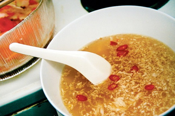 Trải lá gừng đều vào xửng hấp rồi đặt thịt vịt vào, hấp cách thủy trong nồi kín hơi, đổ nhiều nước ở bên dưới và để lửa vừa phải. Để thịt chín sẽ là 30 phút. Ảnh: nhahangamthuc.vn.