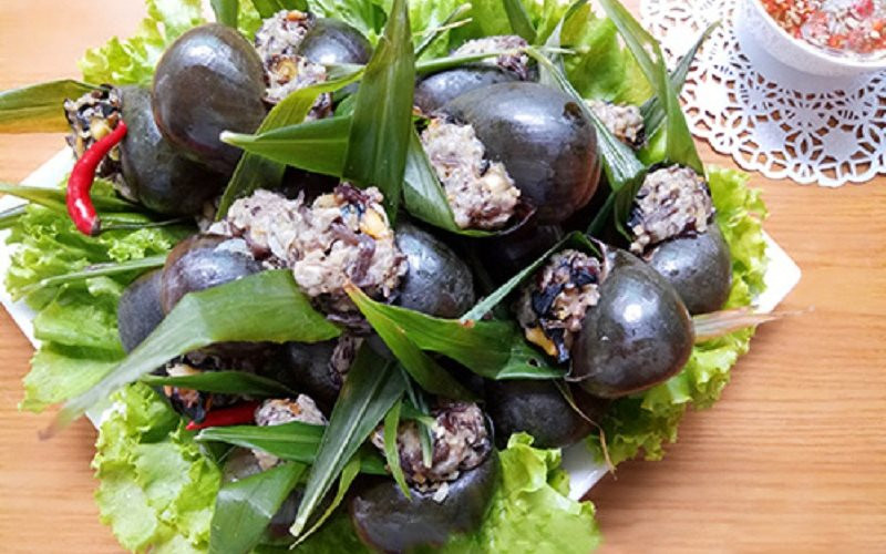 Nhồi ốc. Đặt một lá gừng vào giữa miệng vỏ ốc sau đó cho thịt vào để ấn lá gừng xuống dưới. Nhồi thịt cho đầy miệng ốc để trông thật đẹp mắt. Hấp ốc. Ốc hấp cách thủy trong vòng 15-20 phút. Pha nước chấm. Nước chấm pha cùng tỏi và ớt để chấm cho vừa khẩu vị của mọi người. Ảnh: Cooky.vn.