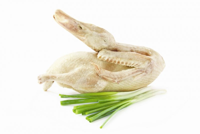 1. Vịt tơ hấp lá gừng. Nguyên liệu: Vịt tơ, củ gừng, lá gừng, gia vị, rau thơm: húng cay, rau răm, chuối chát, khế xanh, rau sống ăn kèm. Vịt làm sạch. Thực hiện trộn hỗn hợp gia vị: hành băm, tiêu đã xay nhuyễn, gừng băm, muối chung với 1 chén nước lọc. Ảnh: nhahangamthuc.vn.