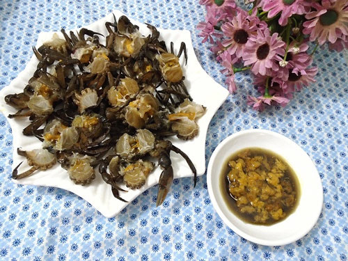 3. Canh măng cua đồng nấu lá gừng. Nguyên liệu: Cua đồng, lá gừng tươi, măng, bún. Cua đồng mua về rửa sạch sau đó bóc bỏ yếm. Bỏ cua vừa bóc vào máy xay nhuyễn. Sau đó, lọc thật kỹ để lấy nước cua, bỏ phần xác. Ảnh: doisongphapluat.com.