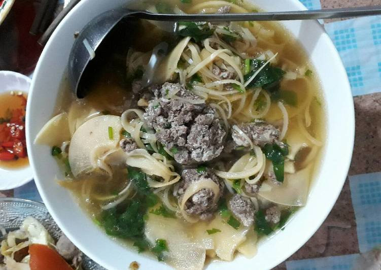 Sau đó cho nước cua đã lên men vào, đậy nắp chờ sôi. Khi nồi nước cua măng đã sôi, bỏ lá gừng vào, 5 phút sau, nêm nếm gia vị vừa miệng rồi tắt bếp. Ảnh: cookpad.com.