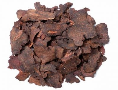 Đun đến khi đậu đen nhừ nát và nước gần cạn, năng đảo cho thuốc chín đều. Lấy dược liệu ra thái mỏng, phơi khô. Lại cho nước, đậu đen vào, đun tiếp cho hết. Phơi khô lần cuối cùng. Ảnh: huongrungtram.com.