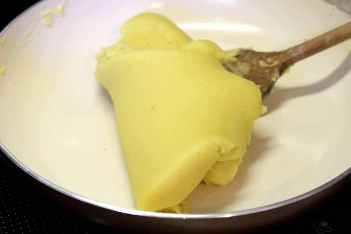 Cho đậu xanh + 50g đường vào máy xay sinh tố rồi xay nhuyễn. Viên đậu xanh thành 20 viên tròn nhỏ. 50g đường còn lại hòa tan với nước ấm, đường tan bạn cho men khô + 2 ống vani vào cùng, khuấy đều. Để khoảng 10 phút cho men nổi lên mặt nước. Ảnh: khuonlambanhmi.com.