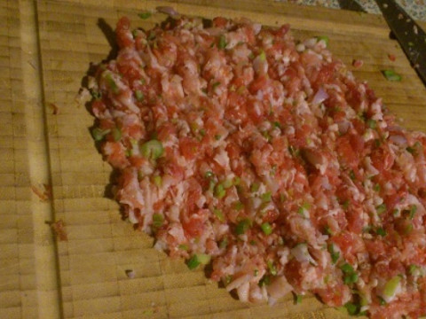 2. Bánh tiêu nhân thịt. Nguyên liệu: Bột mì, bột nở, thịt ba cỉ, mực, hành, tỏi, ớt, gừng, cần tây, gia vị: muối, dầu ăn, hạt nêm, đường, nước. Rửa sạch và sơ chế thịt ba chỉ và mực. Làm sạch mực, luộc chín rồi cắt nhỏ hạt lựu. Thịt ba chỉ cũng rửa sạch và cắt nhỏ. Ảnh: Nauzi.com.