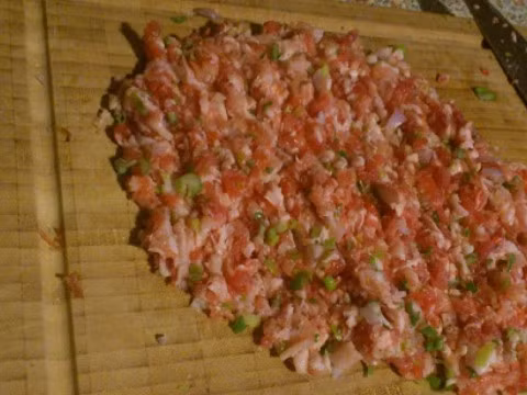 2. Bánh tiêu nhân thịt. Nguyên liệu: Bột mì, bột nở, thịt ba cỉ, mực, hành, tỏi, ớt, gừng, cần tây, gia vị: muối, dầu ăn, hạt nêm, đường, nước. Rửa sạch và sơ chế thịt ba chỉ và mực. Làm sạch mực, luộc chín rồi cắt nhỏ hạt lựu. Thịt ba chỉ cũng rửa sạch và cắt nhỏ. Ảnh: Nauzi.com.