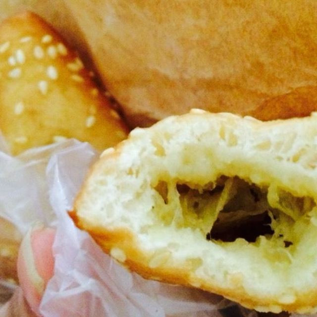 Cán dẹp phần bột thành hình tròn khoảng 14 cm. Múc một muỗng nhân sầu riêng vào giữa gói lại. Để bánh nghỉ 15 phút. Cho từng cái bánh vào chiên lửa vừa, lăn qua lăn lại bánh cho vàng 2 mặt. Vớt ra rổ để ráo dầu. Ảnh: Loship.vn.