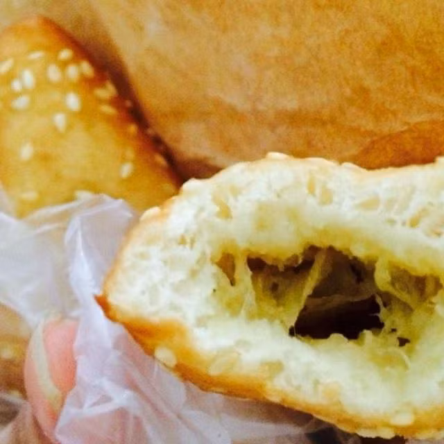 Cán dẹp phần bột thành hình tròn khoảng 14 cm. Múc một muỗng nhân sầu riêng vào giữa gói lại. Để bánh nghỉ 15 phút. Cho từng cái bánh vào chiên lửa vừa, lăn qua lăn lại bánh cho vàng 2 mặt. Vớt ra rổ để ráo dầu. Ảnh: Loship.vn.