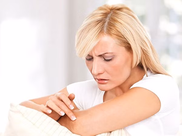 Chữa da khô, nóng, ngứa ngáy: Dùng sáp ong nướng lên, xác ve sầu bỏ miệng và chân đem sao, hai thứ lượng bằng nhau, tán riêng, rây bột mịn rồi trộn đều, mỗi ngày uống 3 lần, mỗi lần 4 g với rượu. Ảnh: ViCare.vn.