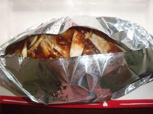 Mẻ lọc qua rây cho mịn. Làm sốt ướp cá: Cho dầu ăn vào chảo, dầu nóng thì cho hành, tỏi, riềng giã nhỏ đem phi thơm. Thêm xì dầu, hạt nêm, dầu hào, đường, mì chính, mẻ, mắm tôm, nghệ xay. Sốt hơi sệt lại, có thể nếm thử để cân bằng lại theo khẩu vị. Ảnh: cakholangvudai.com.