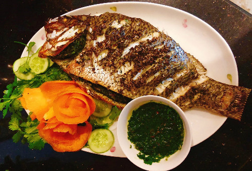 Sát nốt phần bột mắc khén còn lại ra 2 bên mặt ngoài của cá, sau đó dùng bọc nilon thực phẩm bọc lại cho ngăn mát tủ lạnh, ướp trong vòng ít nhất là 2 giờ đồng hồ. Bật lò nướng trước 10 phút,sau đó đưa cá vào lò để nhiệt độ 200 trong vòng 30 phút là chín. Ảnh: baomoi.com.