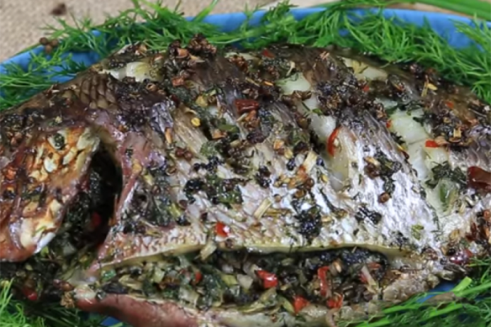 Mắc khén lấy một lượng vừa đủ rang chín. Giã nhỏ mắc khén và thêm vào 3,4 hạt dổi để tăng hương vị cho món ăn. Các loại rau sau khi đã thái nhỏ sẽ trộn với 1 muỗng gia vị muối. Sau đó tiếp tục dùng 2/3 số bột mắc khén trộn chung với hỗn hợp rau. Nhồi rau vào phía lưng của cá. Ảnh: Nauzi.com.