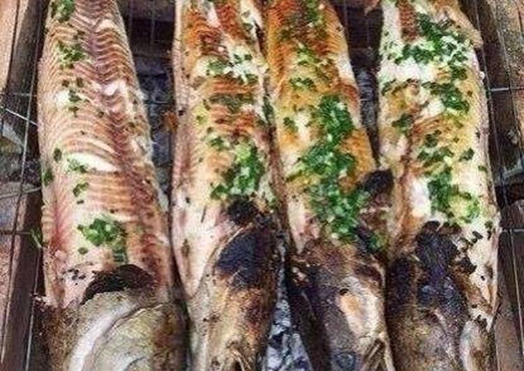 Bọc giấy bạc hoặc nướng trực tiếp trên vỉ nướng than hoa nướng cho thơm lên là được. Chuối xanh gọt vỏ thái lát, dứa thái lát mỏng, dưa chuột thái lát dài. Các loại rau sống rửa sạch để ráo. Khi ăn cá cuốn kèm với các loại rau củ và bún, bánh tráng. Ảnh: monngonmoingay.net.vn.