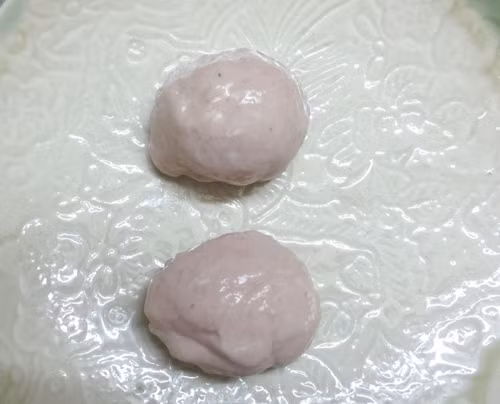 5. Chả giò sống chiên xù. Nguyên liệu: Giò sống, bột chiên xù, bột mì, trứng gà ta, mỡ (dầu ăn). Giò sống vo viên tròn (tầm 25g giò sống) rồi ấn dẹt xuống lăn qua bột mì. Ảnh: Eva.vn.