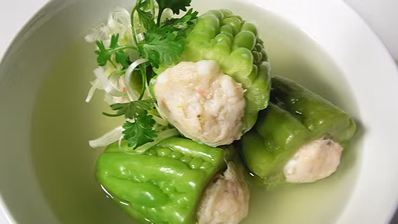 Nấm mèo (mộc nhĩ) ngâm nở, rửa sạch, cắt sợi cho vào trộn với giò sống. Nấu sôi nước cho ít muối hạt vào. Nhồi mọc vào khổ qua, thả vào nồi nước. Khi cho hết khổ qua vào, nước sôi lại nhớ vớt bọt để nước được trong. Nêm lại cho vừa khẩu vị rồi tắt bếp. Ảnh: knorr.com.vn.