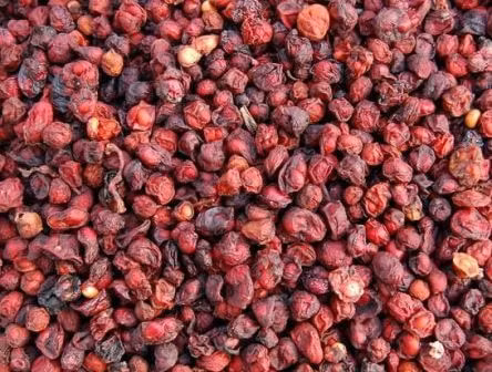 4. Dùng ngũ vị tử. Chuẩn bị: Dùng bắc ngũ vị tử tán thành bột mịn, trộn với mật làm thành viên. Ngày uống 3 lần, mỗi ngày từ 3-6g, mỗi liệu trình kéo dài 1 tháng. Ảnh: santhuoc.net.