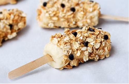 1. Kem chuối mắc ca. Nguyên liệu: Nhân mắc ca, chuối tây chín, nước cốt chanh, quả chà là, đá bào. Cho nhân mắc ca vào may xay và xay sau đó thì cho các nguyên liệu còn lại vào xay cùng. Cho ra cốc và trang trí thêm một chút sô cô la cho món ăn thêm hấp dẫn. Ảnh: choquevn.com.