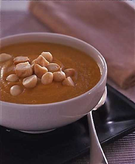 Thêm gừng, tỏi và vỏ chanh. Khuấy cho đến khi có mùi thơm. Thêm khoai lang, đậu phộng, nước dùng và đun sôi. Đun nhỏ lửa cho đến khi khoai lang chín mềm. Cho thêm rau mùi tây vào và tắt bếp. Để nguội một chút sau đó xay nhuyễn với máy xay sinh tố. Bày ra tô lớn cho thêm muối, hạt tiêu. Ảnh: maccauc.com