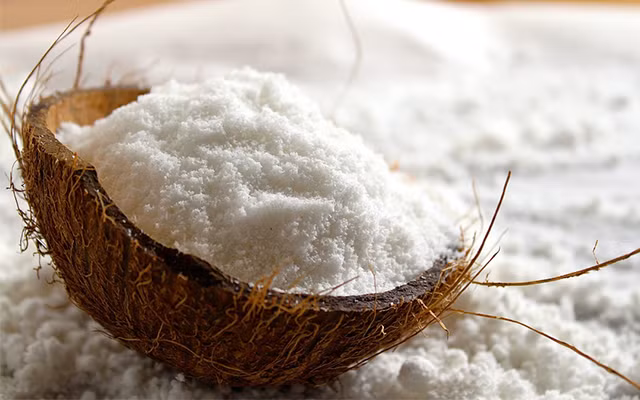 5. Tôm lăn bột dừa với hạt mắc ca. Nguyên liệu: Tôm, bột nước dừa, nhân hạt macca, vụn bánh mỳ, trứng, ngò, muối, tiêu, dầu ăn. Cho hỗn hợp mắc ca, bột nước cốt dừa, vụn bánh mì, ngò, muối, tiêu vào máy xay nhuyễn rồi cho hỗn hợp ra tô. Ảnh: Cooky.vn.