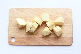 3. Món soup khoai lang và hạt mắc ca. Nguyên liệu: Dầu oliu, hành tây xắt nhỏ, cần tây xắt nhỏ, gừng, tỏi, chanh, khoai lang, nhân mắc ca, soup rau, mùi tây, muối, tiêu. Đun nóng dầu trong một nồi lớn trên lửa vừa. Cho hành tây và cần tây, khuấy đều tay cho đến khi mềm. Ảnh: vtimes.com.au.