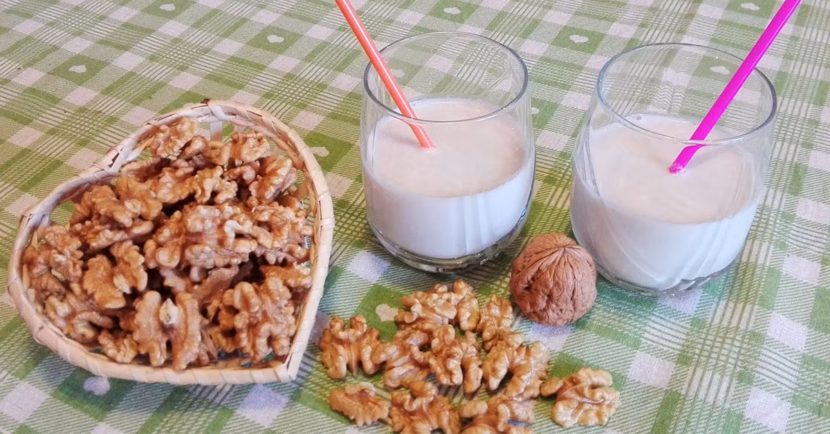 Cho 3 loại bột này cùng với nước lọc vào máy làm sữa đậu nành và để ở chế độ làm ngũ cốc và lọc hỗn hợp qua rây. Nghiền nhỏ đường phèn và cho vào lò vi sóng trong vòng khoảng 1 phút. Sau đó hãy cho đường phèn vào hỗn hợp sữa. Vậy là đã hoàn thành món sữa thơm ngon. Ảnh: dulinuts.com.