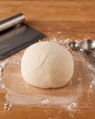 2. Bánh pizza. Nguyên liệu: Bột mì, men nở, đường, muối, dầu oliu, nước, sốt cà chua, phô mai, nhân bánh (dăm bông, thịt hun khói, mực cắt khoanh, tôm, hành tây...). Ảnh: aFamily.vn.