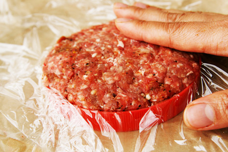 3. Bánh Hamburger bò. Nguyên liệu: Bánh mì tròn, thịt bò xay, bột chiên xù, pho mát, hành tây, cà chua, trứng gà, xà lách, tương cà chua, tương ớt, gia vị. Ảnh: BepGiaDinh.com.