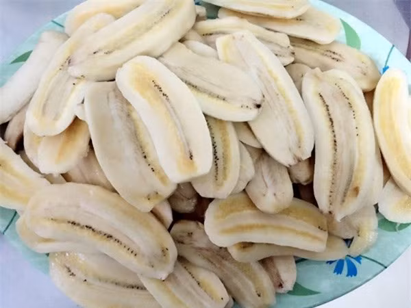 Hoà phần nước cốt chanh với khoảng 0,5 lít nước và cho vào bình xịt chuyên dụng cho thực phẩm. Xếp phần chuối đã thái vào khay nướng. Lưu ý là trong quá trình xếp, bạn cần đảm bảo sự khéo léo, nhẹ nhàng bởi miếng chuối chín, mỏng rất dễ bị nát. Ảnh: anchoiodau.com.