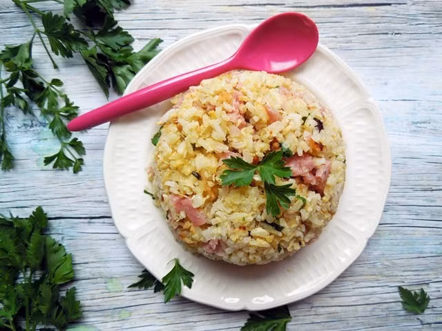 Ngò nhặt bỏ chân, rửa sạch. Cà chua, ớt tỉa hoa. Chảo dầu nóng cho cơm nắm vào chiên vàng, giòn lấy ra để ráo. Để cơm ra giữa đĩa, xung quanh xếp cà rốt, củ cải trắng, nem, dưa leo, ngò, cà chua, ớt. Dọn kèm chén nước tương ớt thái khoanh. Ảnh: bepgiadinh.com.