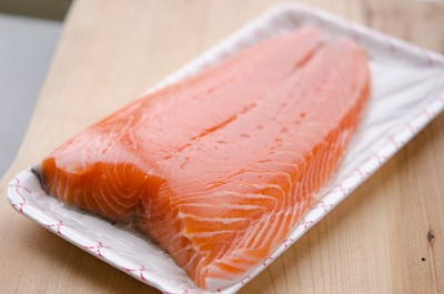 3. Phi lê cá thu sốt bơ chanh. Nguyên liệu: Phi lê cá thu, bơ, bột mỳ, ngò tây, hành lá, dầu oliu, muối, tiêu, nước cốt chanh. Hành ngò băm nhuyễn, trộn với muối tiêu rồi tẩm lên thân cá. Lăn cá qua bột mỳ khô. Làm nóng dầu, cho bơ vào, đợi bơ vừa tan thì cho cá vào chiên nhỏ lửa, đều hai mặt. Cá vàng đều thì cho cá lên đĩa. Ảnh: Petrotimes.vn.