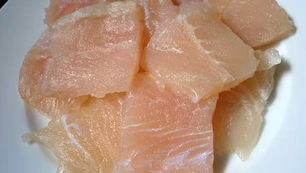 2. Phi lê cá lóc rang sả ớt. Nguyên liệu: Cá lóc, sả, ớt, muối, đường, tương ớt. Phi lê cá ướp cùng chút bột canh, tiêu trong 10 phút. Rắc bột chiên giòn, lắc cho bột thấm để chuẩn bị chiên. Cá chiên nhanh, lửa lớn để cá chóng vàng và chín vì nếu chiên lâu cá sẽ bị khô. Ảnh: nhahanghuongsen.com.vn.