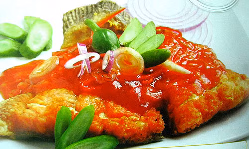 Lấy cá ra, cho hành tây vào đảo khoảng 2 phút, tiếp đến là nấm rơm 1 phút, cho cà chua vào, cho 2 hạt nêm, nước mắm, đường, đảo đều, để lửa nhỏ cho cà chua nhừ. Cho vào nửa chén nước, khuấy đều, đợi sôi lại nếm. Cho cá và, chút xíu tiêu xay, múc cá ra đĩa, ăn nóng cùng cơm trắng. Ảnh: cakholangvudai.org.