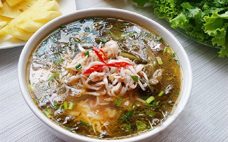 Phi thơm hành với dầu ăn rồi cho dưa vào đảo đều. Khi thấy nước cá sôi thì cho dưa vào để nước sôi trở lại khoảng 3 phút. Nêm nếm gia vị cho vừa, thêm rau răm, hành, thì là thái nhỏ, ớt cắt lát vào nồi rồi tắt bếp. Ảnh: cooky.vn.