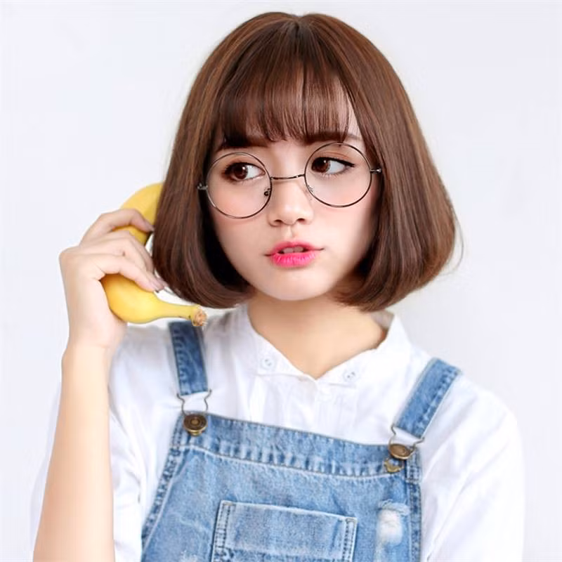 3. Tăng độ bồng bềnh cho những kiểu tóc phồng. Rẽ tóc sang bên rồi dùng các ngón tay tẽ tóc, chải tóc đều. Chú ý trong lúc chải tóc, bạn tập trung vào chân tóc rồi dùng lọ xịt một lượt. Ảnh: jamja.vn.