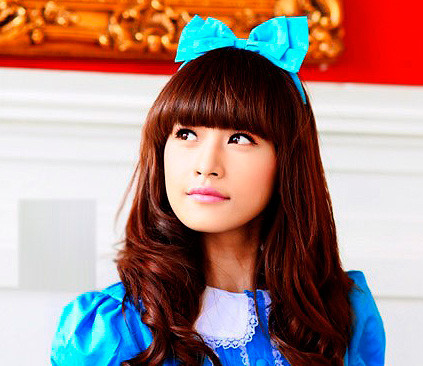 Tóc mái bằng: Không nên thoa dầu gội khô lên khắp mái mà chỉ nên xịt chúng từ dưới lên. Việc này giúp cho các phần mái của bạn không dính vào da đầu phía trước và không bị xô lệch quá nhiều. Ảnh: dndsalon.com