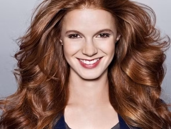 Chính những thành phần có trong lọ xịt dầu gội khô này giúp cho tóc bạn trở nên mịn lì hơn, sạch hơn và hút bớt phần dầu thừa trên tóc. Ảnh: Zing.vn.